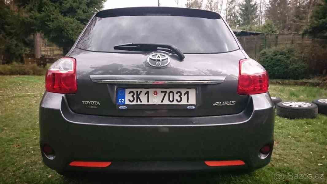 Toyota Auris 1,6   Valvematic, rok 2011 - foto 2
