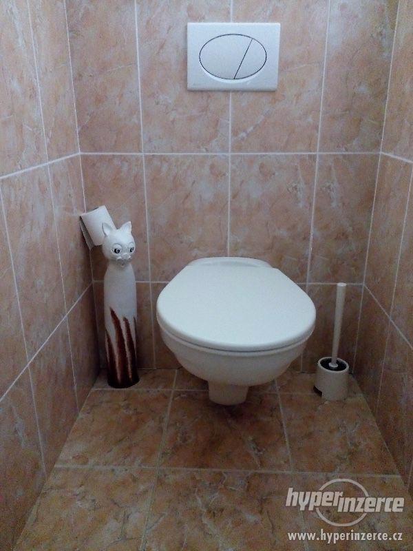 !!! Závěsný klozet vč. WC sedátka s poklopem a tlačítka !!! - foto 1