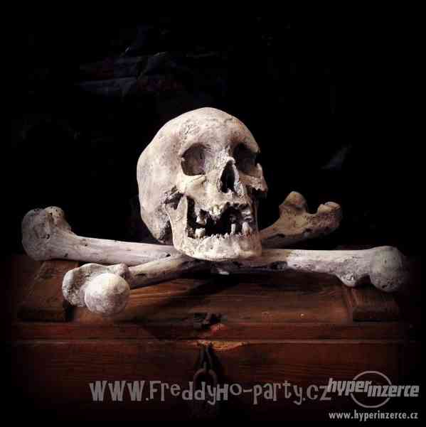 Lidská lebka a kosti jako dekorace - foto 9