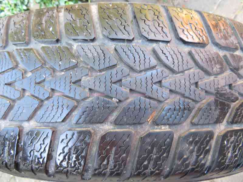 Prodám sadu 4 kusů kol se zimními pneu DUNLOP 195x65xR15  - foto 3