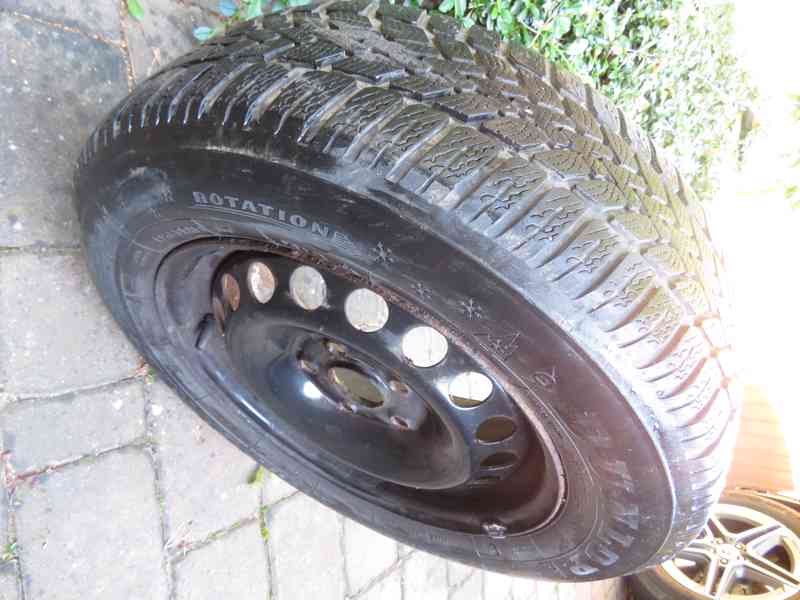 Prodám sadu 4 kusů kol se zimními pneu DUNLOP 195x65xR15  - foto 2