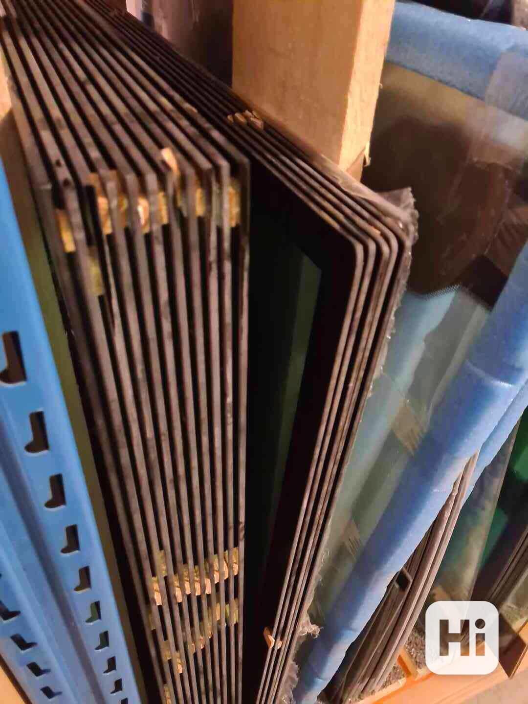 zadné sklo okno sklá výklopné traktorbagre JCB CAT KOMATSU - foto 1