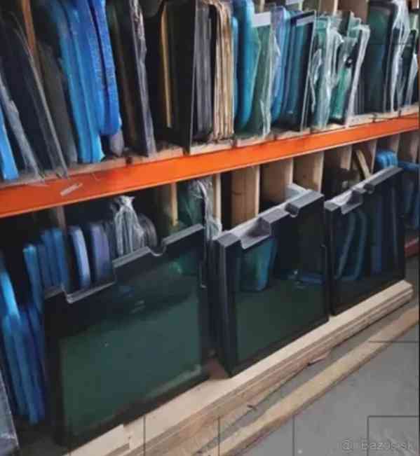 zadné sklo okno sklá výklopné traktorbagre JCB CAT KOMATSU - foto 2