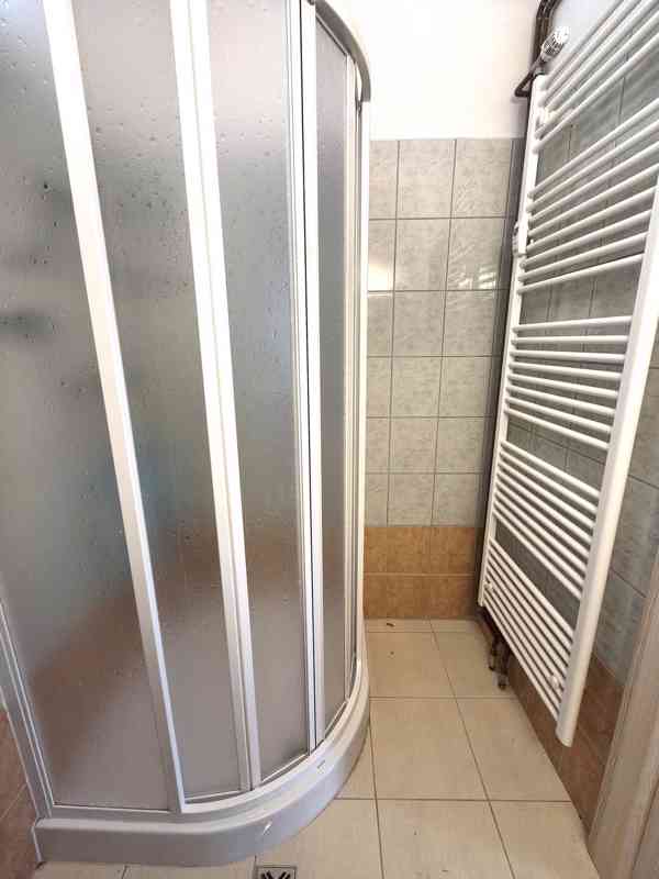 Velká Jesenice - byt 3+kk s garáží a zahrádkou - foto 9