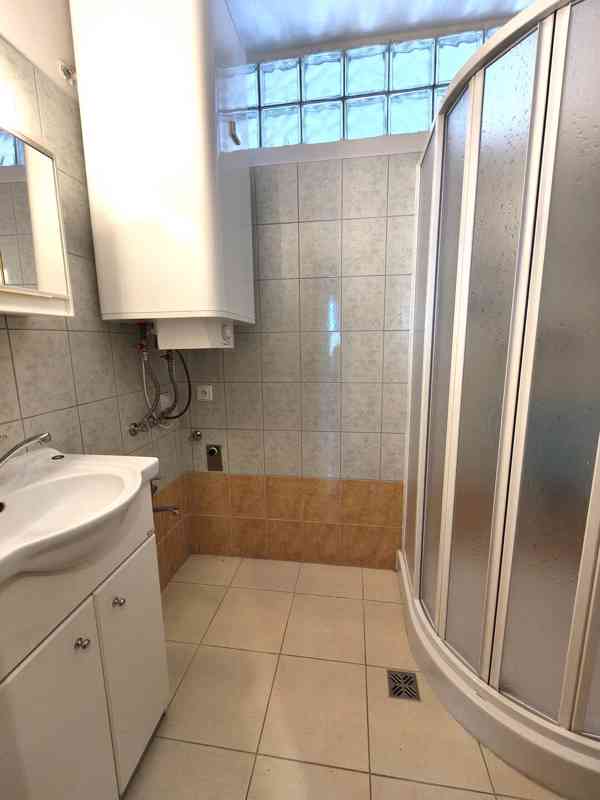 Velká Jesenice - byt 3+kk s garáží a zahrádkou - foto 8