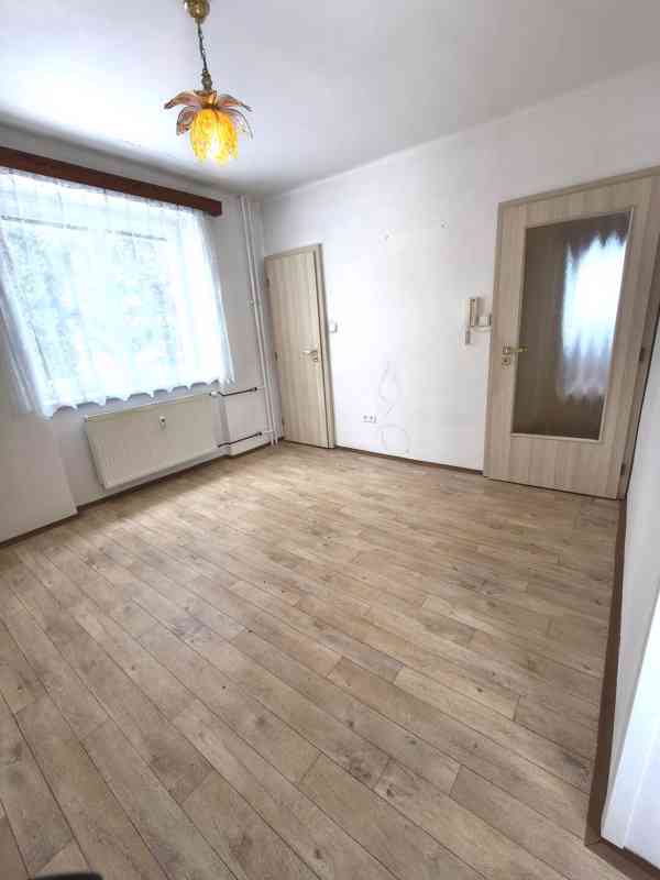 Velká Jesenice - byt 3+kk s garáží a zahrádkou - foto 2