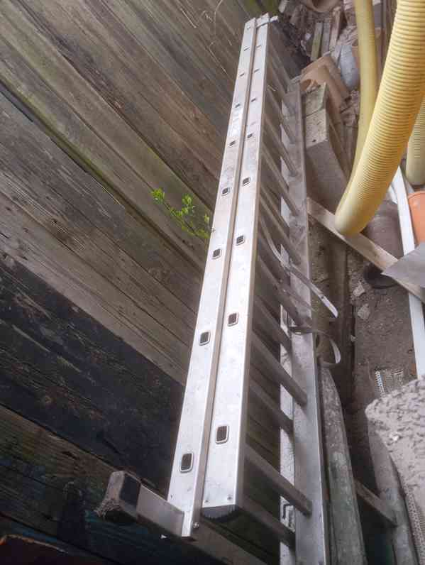 Žebřík cca 5m Třídílný žebřík jeden dil cca 2,5m