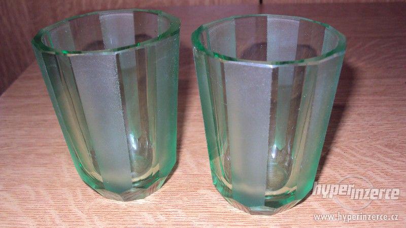 Neobvyklé starožitné broušené zelené sklenice,poháry 2ks - foto 1