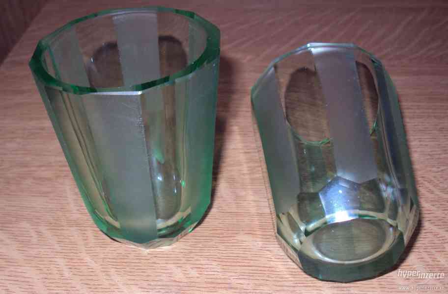 Neobvyklé starožitné broušené zelené sklenice,poháry 2ks - foto 2