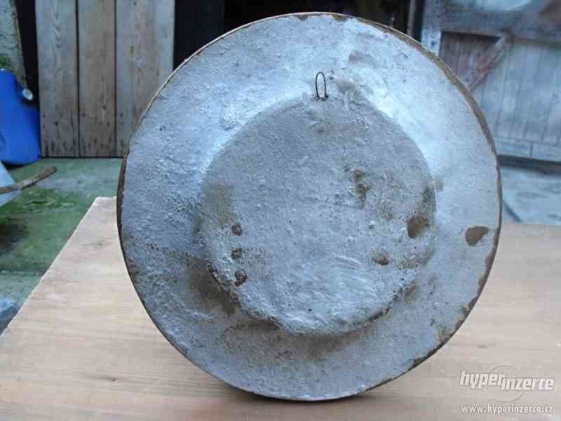 Starý hliníkový talíř - foto 2