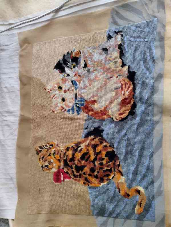Ručně vyšívaný obraz kočičky - foto 2