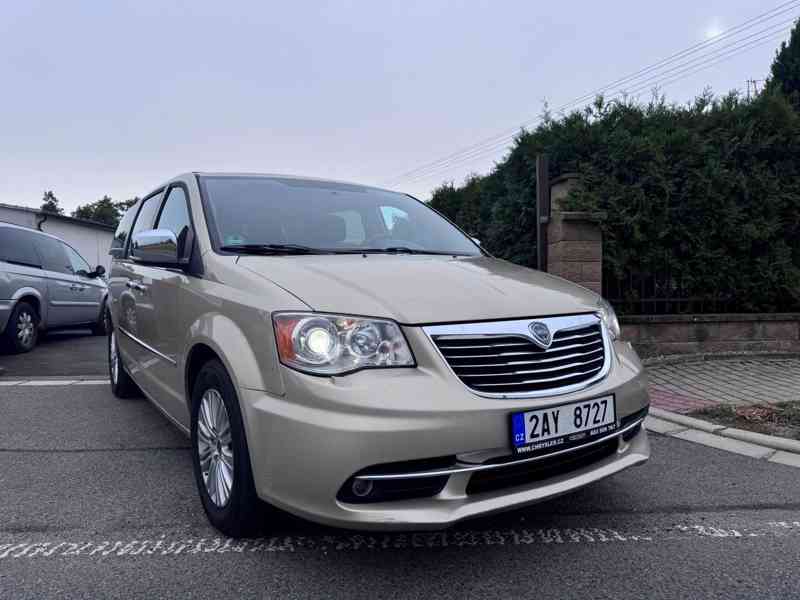 Lancia Voyager 3,6 Platinum ČR  2x DVD 2012 DPH - foto 6