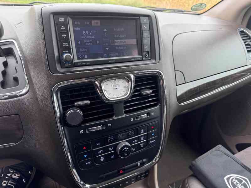 Lancia Voyager 3,6 Platinum ČR  2x DVD 2012 DPH - foto 22