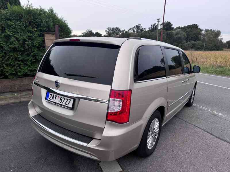 Lancia Voyager 3,6 Platinum ČR  2x DVD 2012 DPH - foto 4