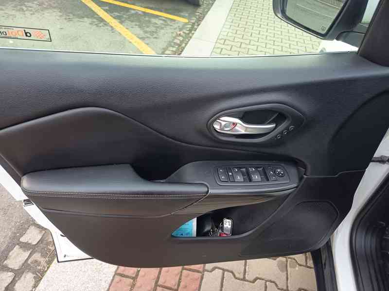 Jeep Cherokee 2,2CRD Limited 4X4  - foto 17