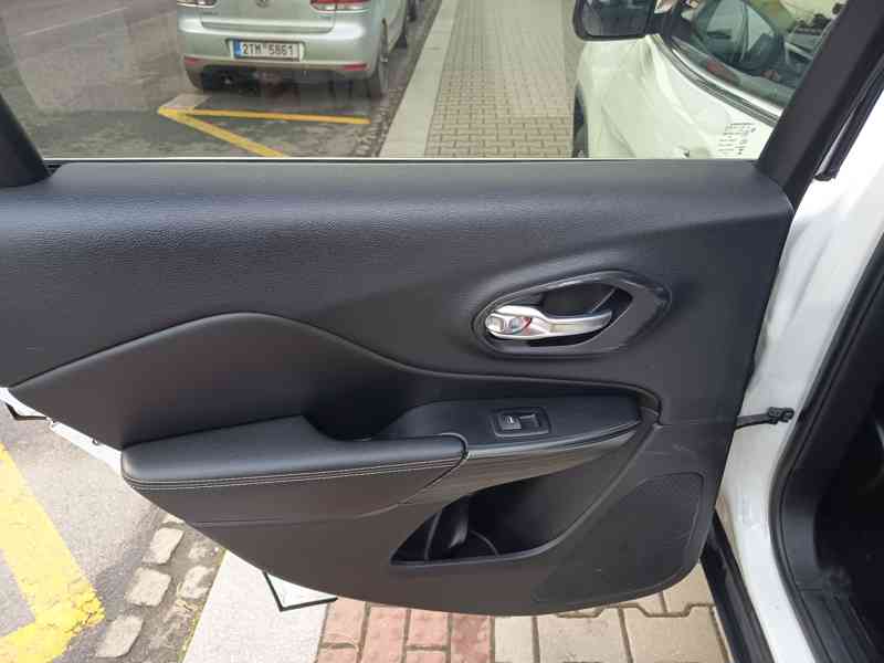 Jeep Cherokee 2,2CRD Limited 4X4  - foto 16