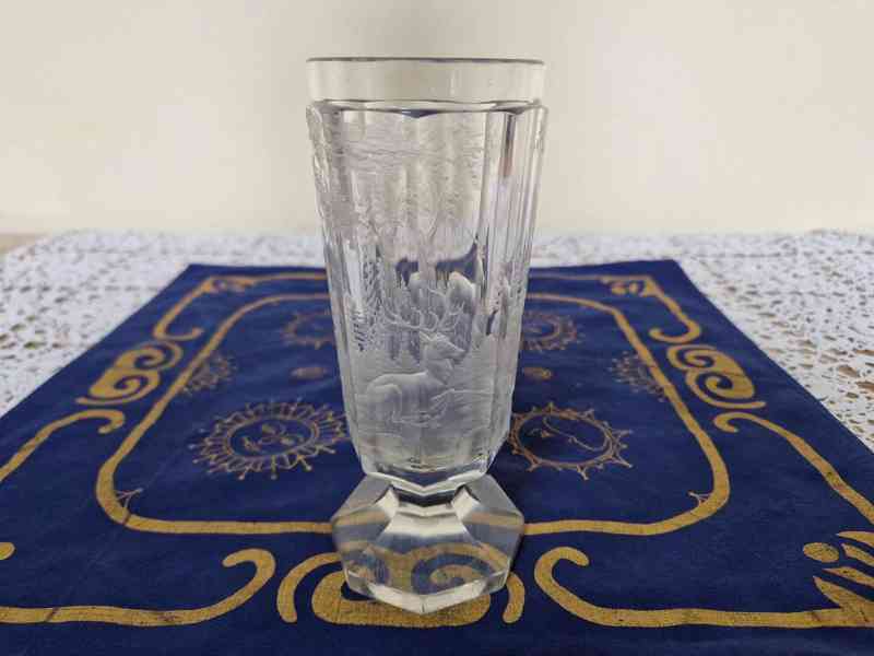 Krásná stará bohatě řezaná sklenice s Jeleny - foto 1