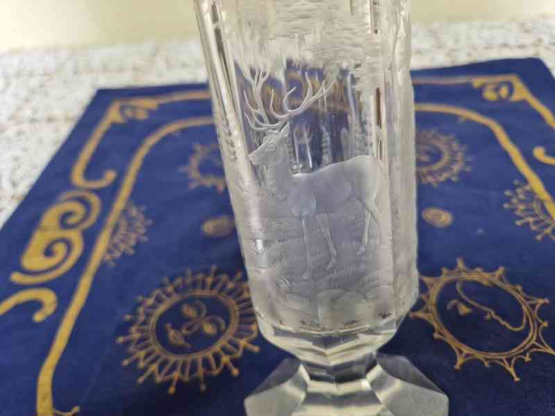 Krásná stará bohatě řezaná sklenice s Jeleny - foto 4