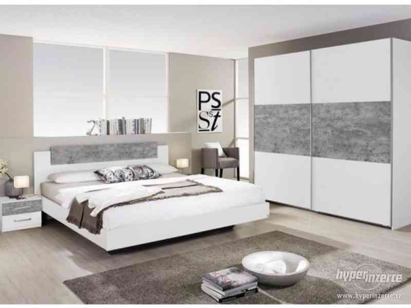 Sestava ložnice bílá/šedý beton - foto 1