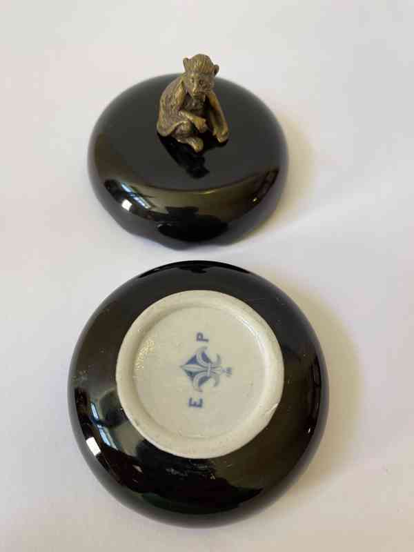 Porcelánová dóza s bronzovou opicí na víku - foto 5
