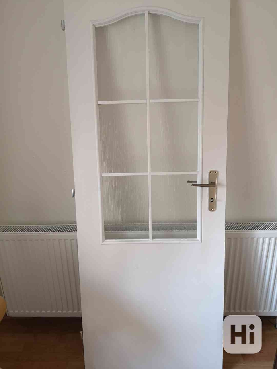 Prodám bílé interiérové prosklené dveře 70 Levé s kováním - foto 1