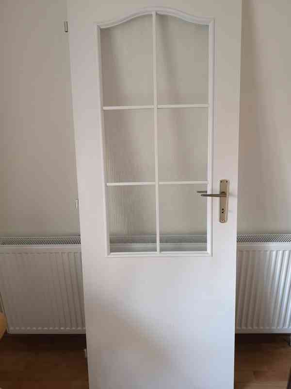 Prodám bílé interiérové prosklené dveře 70 Levé s kováním - foto 1