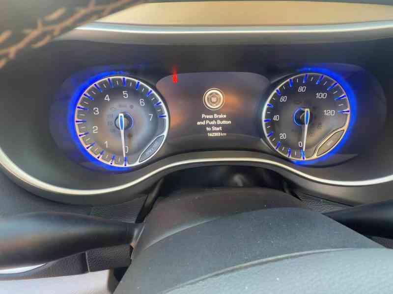 Chrysler Pacifica 3,6 8 míst 360 DVD Radar 2022 - foto 16