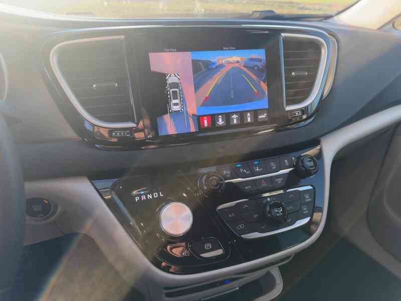 Chrysler Pacifica 3,6 8 míst 360 DVD Radar 2022 - foto 17