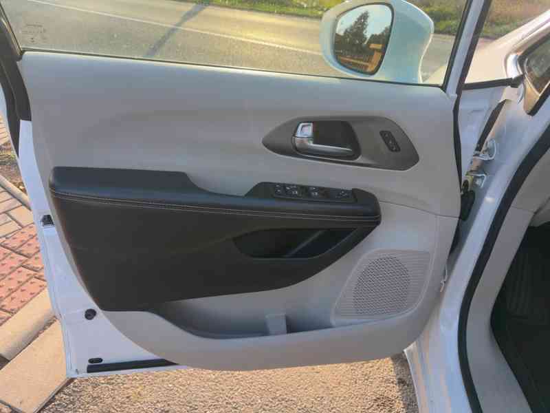 Chrysler Pacifica 3,6 8 míst 360 DVD Radar 2022 - foto 15