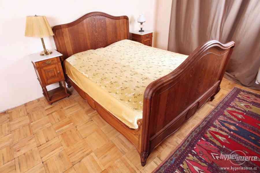 Masivní dubová postel Ludvík XV šíře 160 cm