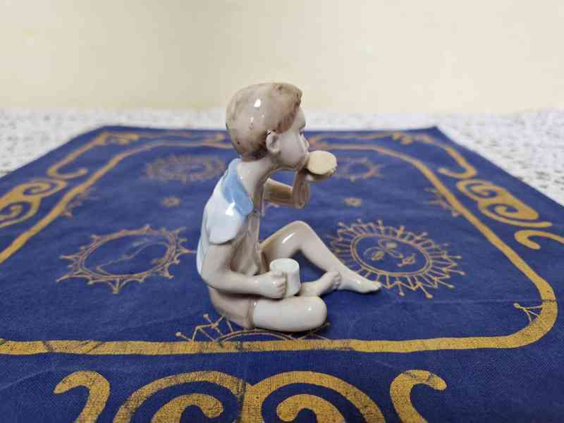 Porcelánová soška Chlapec se svačinou Royal Dux - foto 2