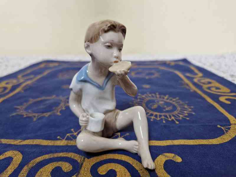 Porcelánová soška Chlapec se svačinou Royal Dux - foto 5