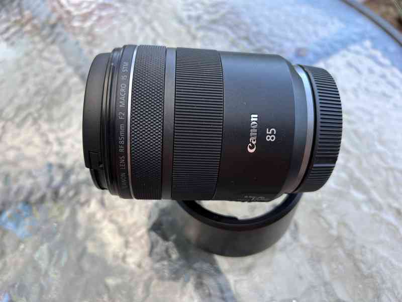 Canon RF 85mm f/2 Macro IS STM + sluneční clona. - foto 2