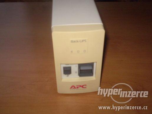 Záložní zdroj APC Back-UPS 400 - foto 1