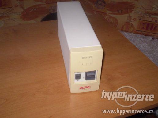 Záložní zdroj APC Back-UPS 400 - foto 3