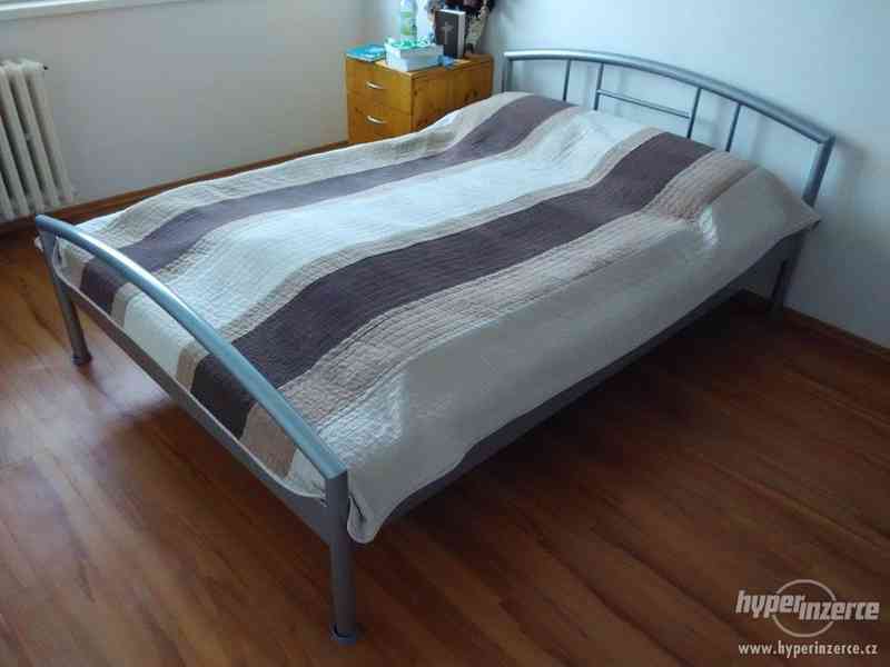 Kovová postel s polohovacím roštem (140x200cm) - foto 1