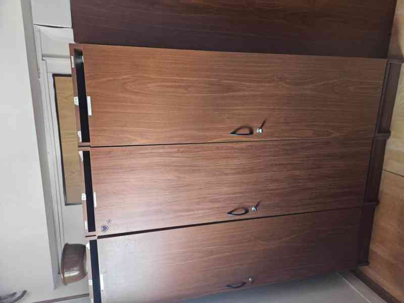 Prodáme regály, šatní skříně, nábytek do kanceláře apod. - foto 9