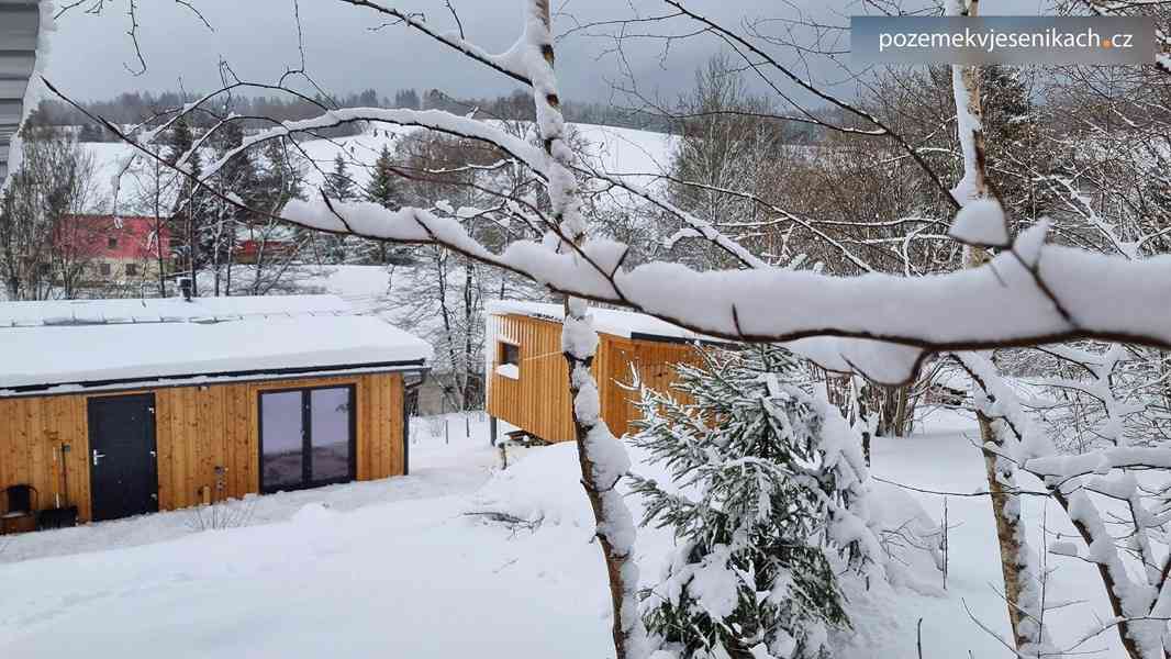 Stavební pozemek, dvě dřevostavby a stavební povolení. - foto 9