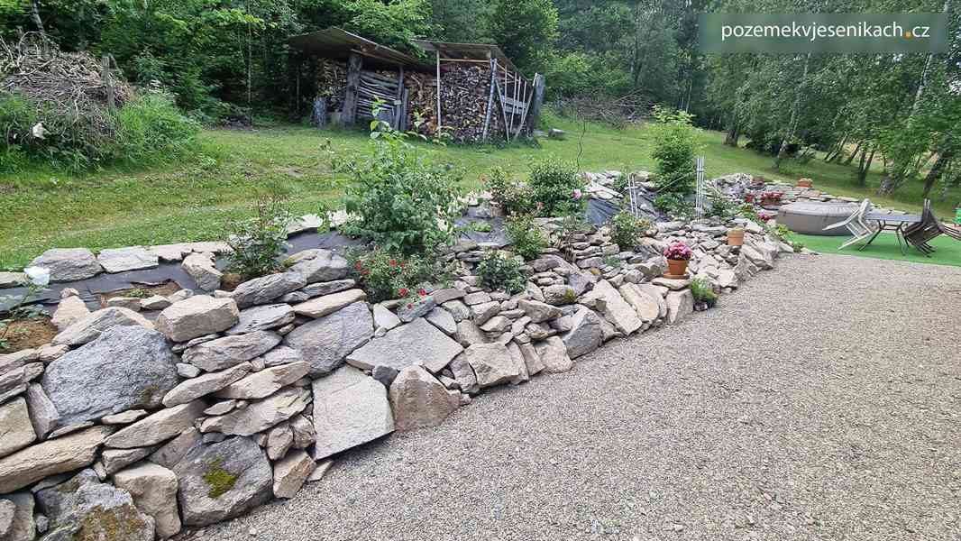 Stavební pozemek, dvě dřevostavby a stavební povolení. - foto 4