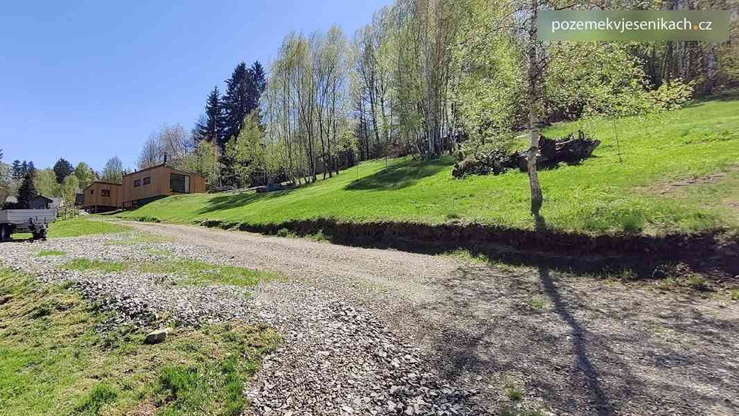 Stavební pozemek, dvě dřevostavby a stavební povolení. - foto 6