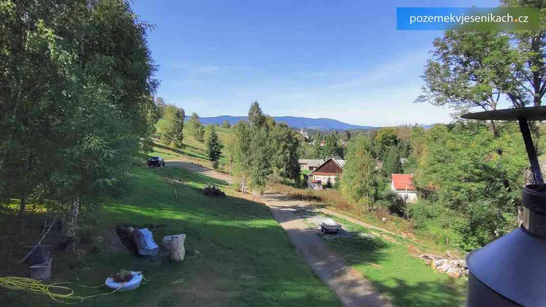 Stavební pozemek, dvě dřevostavby a stavební povolení. - foto 7