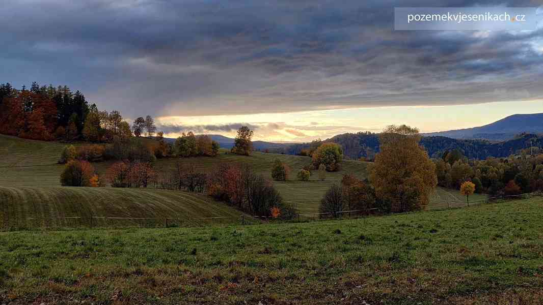 Stavební pozemek, dvě dřevostavby a stavební povolení. - foto 17