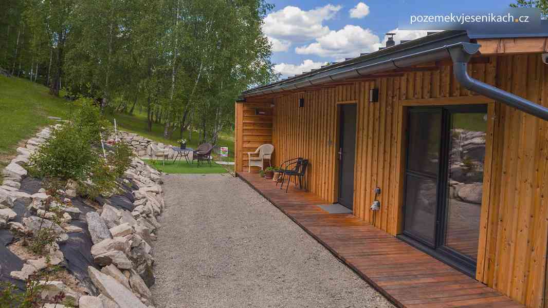 Stavební pozemek, dvě dřevostavby a stavební povolení. - foto 14