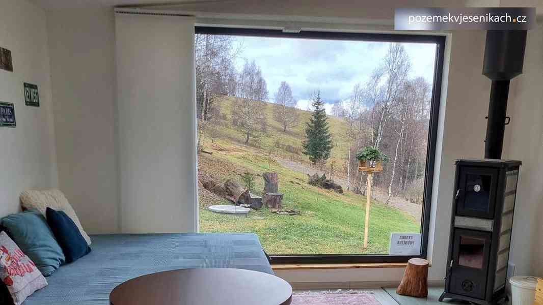 Stavební pozemek, dvě dřevostavby a stavební povolení. - foto 3