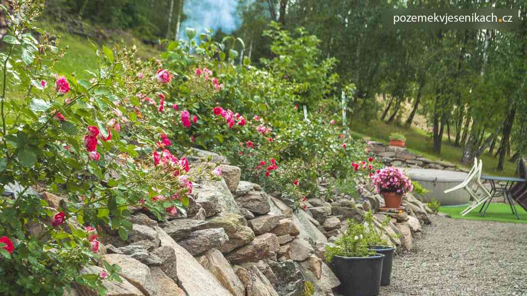 Stavební pozemek, dvě dřevostavby a stavební povolení. - foto 12