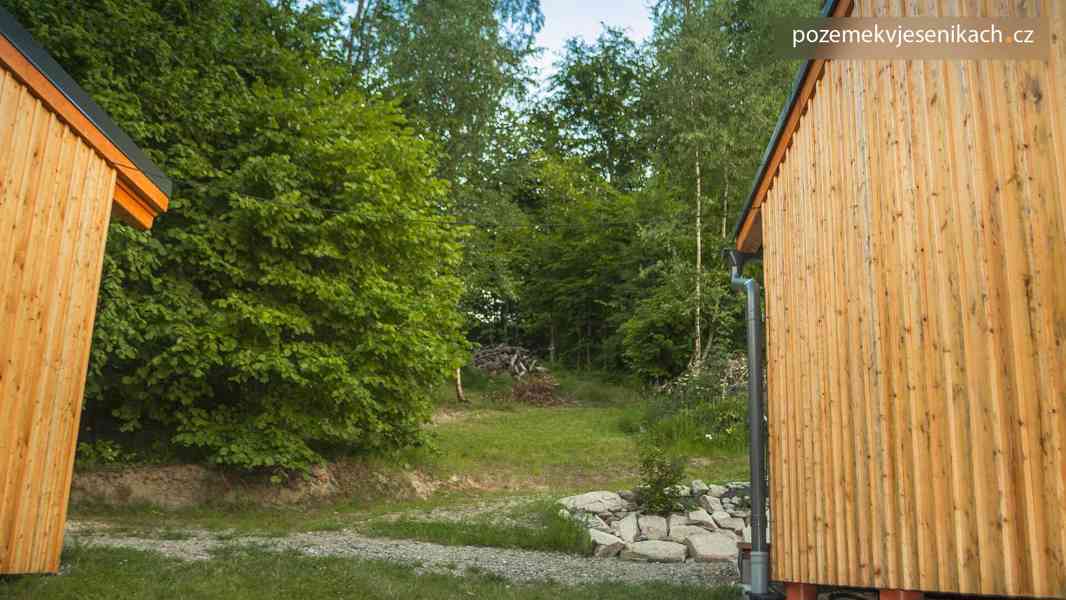 Stavební pozemek, dvě dřevostavby a stavební povolení. - foto 19