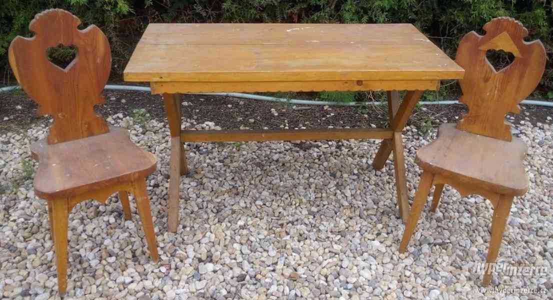 Dřevěný vyřezávany stůl a 2 židle. - foto 1
