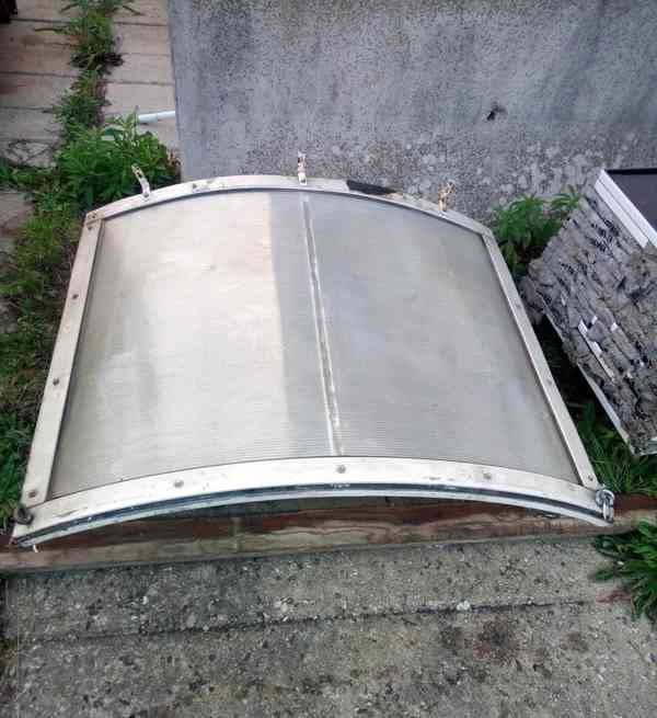 Stříška nad vchodovými dveřmi - foto 2