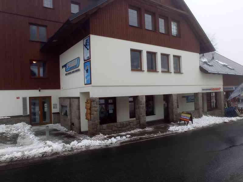 PRÁCE V PŮJČOVNĚ LYŽÍ A SNOWBOARDŮ NA HORÁCH!!! - foto 4