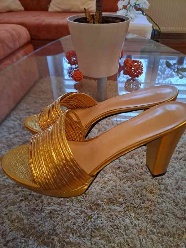 Luxusní zlaté pantofle na podpatku - velikost 41 - foto 2